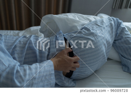 一個40多歲的男人在臥室裡 96089728