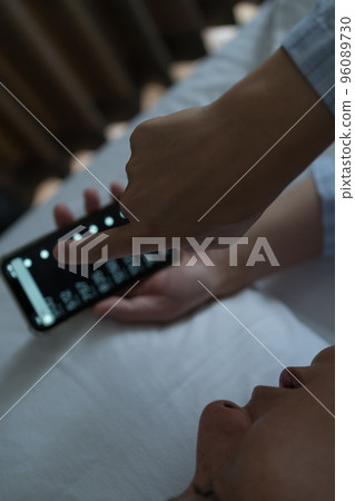 一個40多歲的男人在臥室裡 96089730