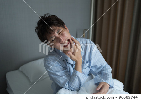 A man in his 40s in the bedroom A man in his 40s in the bedroom 96089744