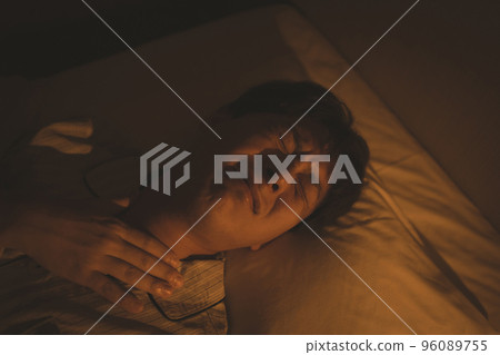 A man in his 40s in the bedroom 96089755