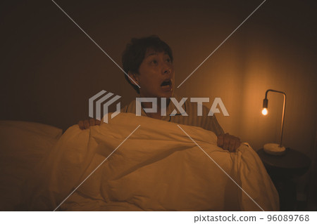 一個40多歲的男人在臥室裡 96089768