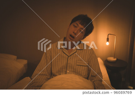 一個40多歲的男人在臥室裡 96089769