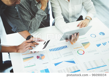 Planning to reduce investment risks, the image of a group of businesspeople working with partners is adjusting marketing strategies to analyze profitable and targeted customer needs at meetings. Planning to reduce investment risks, the image of a group of businesspeople working with partners is adjusting marketing strategies to analyze profitable and targeted customer needs at meetings. 96090034