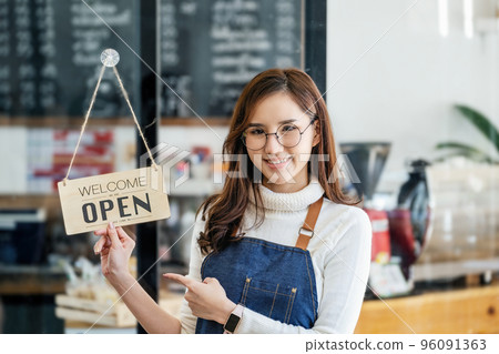Startup stores, small business owners Standing to display a sign at the reception for customers who will come to use the service in the shop after the coronavirus situation began to unfold 96091363