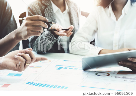 Planning to reduce investment risks, the image of a group of businesspeople working with partners is adjusting marketing strategies to analyze profitable and targeted customer needs at meetings. Planning to reduce investment risks, the image of a group of businesspeople working with partners is adjusting marketing strategies to analyze profitable and targeted customer needs at meetings. 96091509