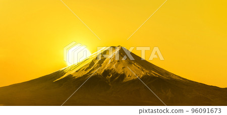 [圖片] 富士山和日出，一年中的第一個日出，日出，日本美麗的黎明風景 96091673