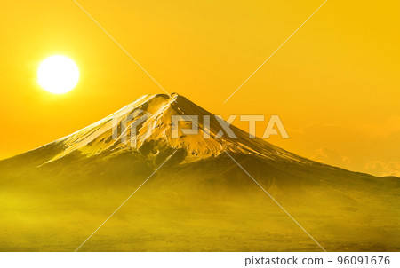 [Image] Mt. Fuji and the sunrise, the first sunrise of the year, the sunrise, the beautiful dawn scenery of Japan 96091676