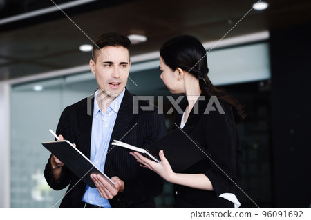 Consultation, male advisors are suggesting ways to market to female business owners to restructure their investments Consultation, male advisors are suggesting ways to market to female business owners to restructure their investments 96091692
