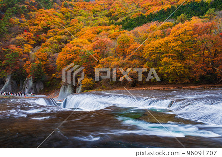 秋天席捲瀑布 96091707