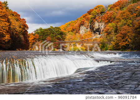 Autumn sweeping waterfall Autumn sweeping waterfall 96091784