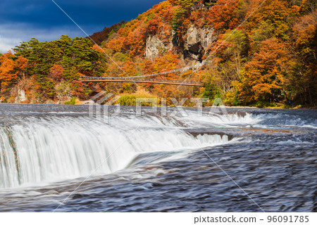 秋天席捲瀑布 96091785