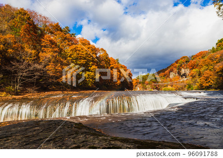 Autumn sweeping waterfall 96091788