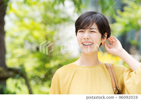 戶外短髮女人 戶外短髮女人 96092019