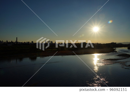 Facing the sunset and the city of Nagoya 96092151