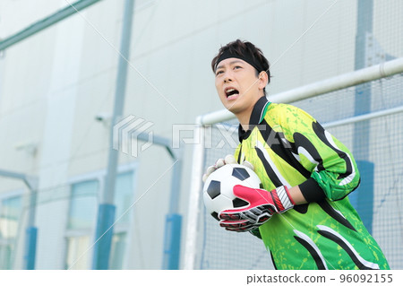 守門員男子接住足球 96092155