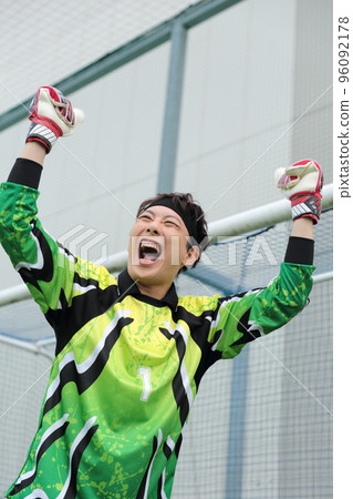 守門員男子為勝利歡欣鼓舞 96092178