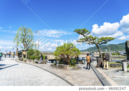 [Kyoto Prefecture] Uji Bridge over the Uji River blessed with a refreshing blue sky 96092247