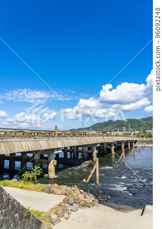 [京都府] 宇治川上的宇治橋擁有清新的藍天 96092248