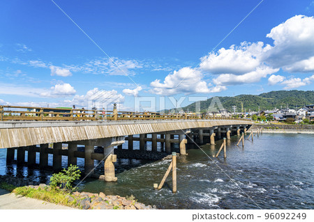 [Kyoto Prefecture] Uji Bridge over the Uji River blessed with a refreshing blue sky 96092249
