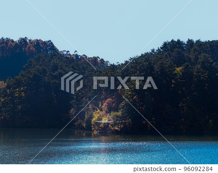 Lake Misuzu and torii in autumn 96092284