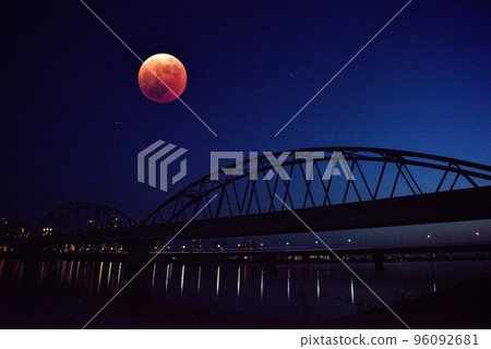 從大阪淀川河床看梅田夜景月全食 從大阪淀川河床看梅田夜景月全食 96092681