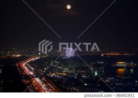 Moon, ferris wheel and Gulf Expressway 96092951