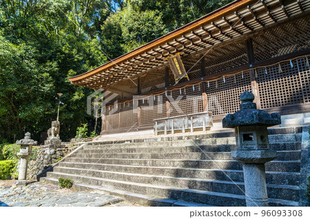 [Kyoto Prefecture] The main hall of Ujigami Shrine surrounded by nature 96093308