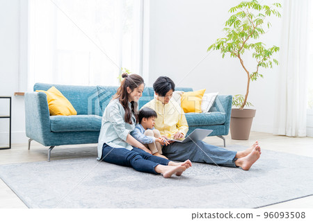 看電腦的親密家庭 96093508