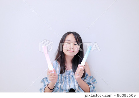 一個女孩雙手拿著筆燈看著相機 一個女孩雙手拿著筆燈看著相機 96093509