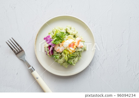 蝦和鱷梨通心粉沙拉 96094234