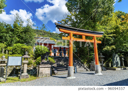 [京都府]被大自然包圍的宇治神社本殿 96094337