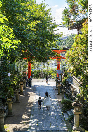 [Kyoto Prefecture] The approach to Uji Shrine surrounded by nature 96094348