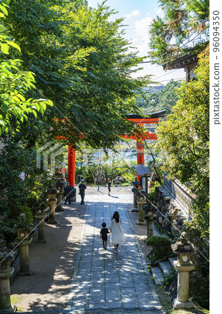[Kyoto Prefecture] The approach to Uji Shrine surrounded by nature 96094350