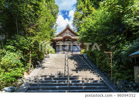 [京都府]被大自然包圍的宇治神社參拜殿 96094352