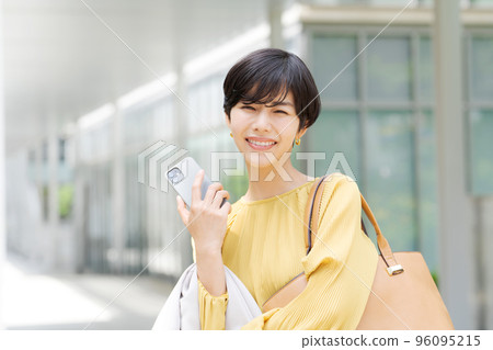 Woman standing in office 96095215