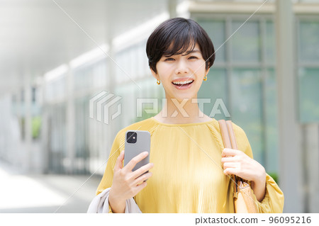 站立在辦公室的婦女 96095216