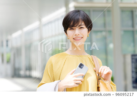 Woman standing in office 96095217
