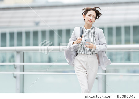 跑在商業區的職業女性 96096343