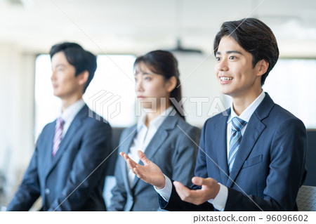 Interview, job hunting, university student 96096602