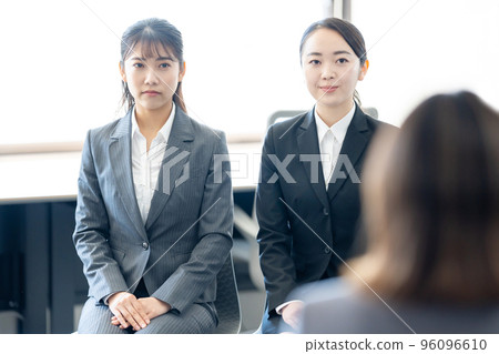 Interview, job hunting, university student 96096610