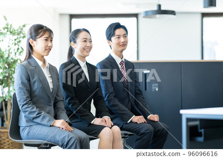 Interview, job hunting, university student 96096616