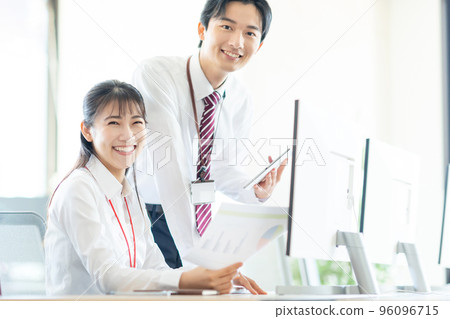 Young men and women having a meeting at the desk 96096715