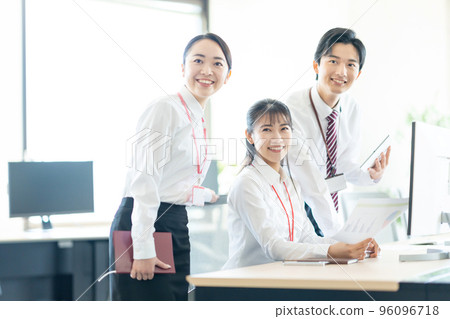 年輕男女在辦公桌前開會 96096718