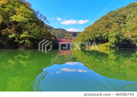 [Hiroshima Prefecture] Scenery seen from a pleasure boat on Taishakukyo Lake Shinryu 96096749