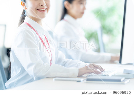 在辦公桌前工作的女商人 96096930