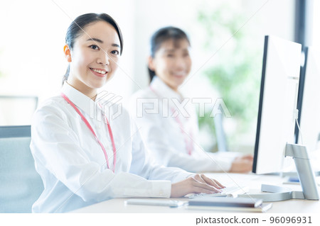 在辦公桌前工作的女商人 96096931