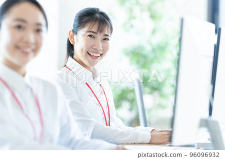 在辦公桌前工作的女商人 96096932