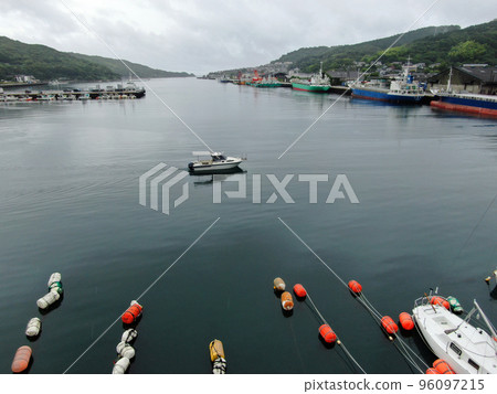 雨後雲霧繚繞的日向港港鳥瞰圖 96097215