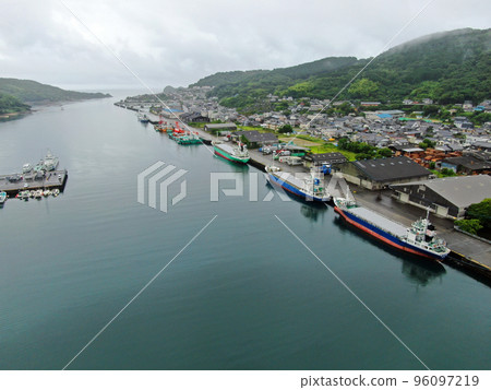 雨後雲霧繚繞的日向港港鳥瞰圖 96097219