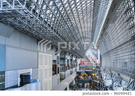 [Kyoto Prefecture] The premises of Kyoto Station with a futuristic atmosphere 96099481